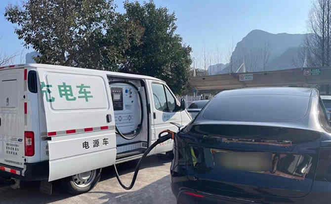 白杨汽车搭电